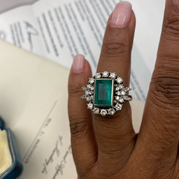 Women’s Vintage Emerald and Diamond Cluster Ring - Picture 4 of 7